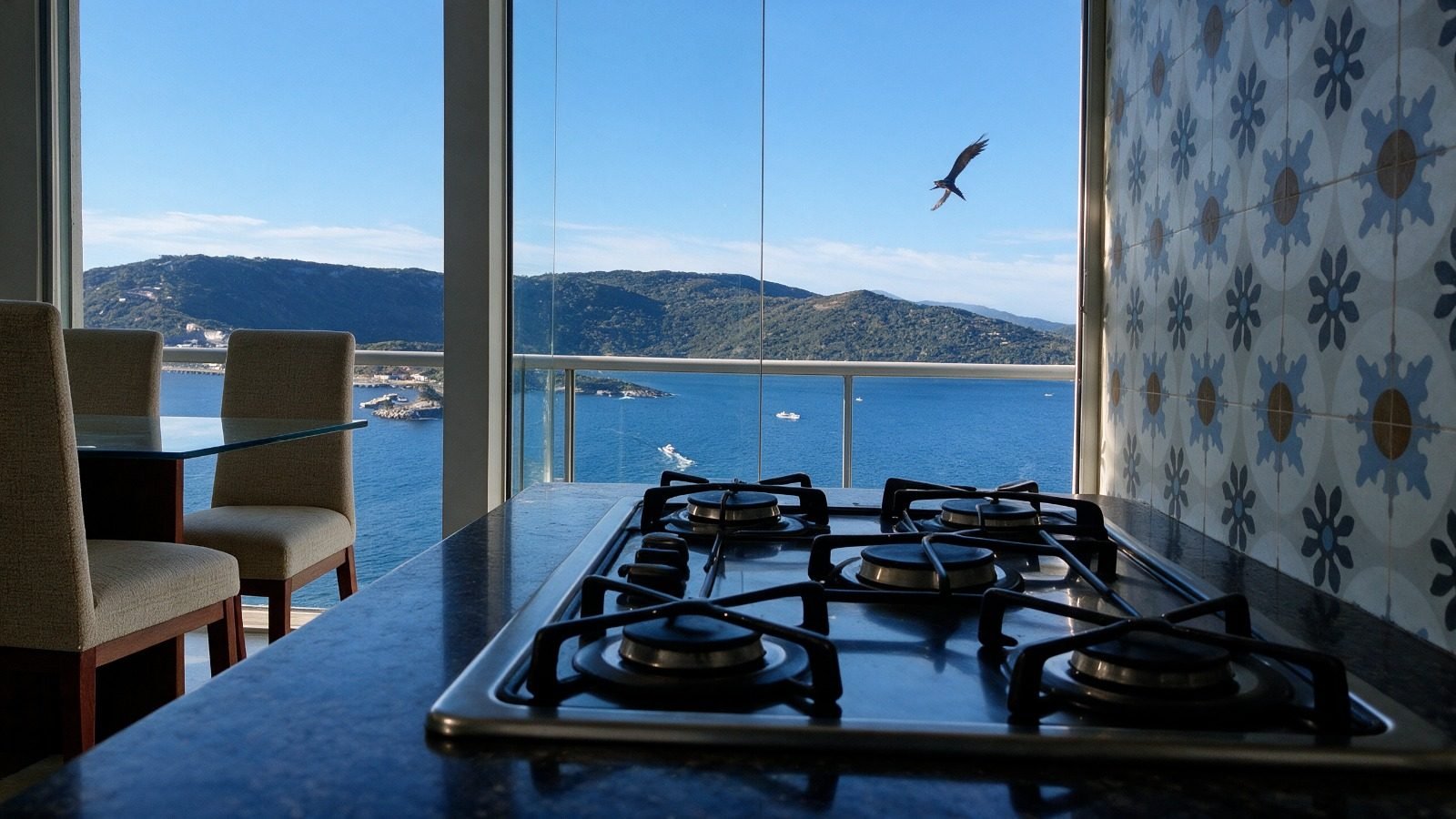 Cozinha com cooktop de frente para o mar